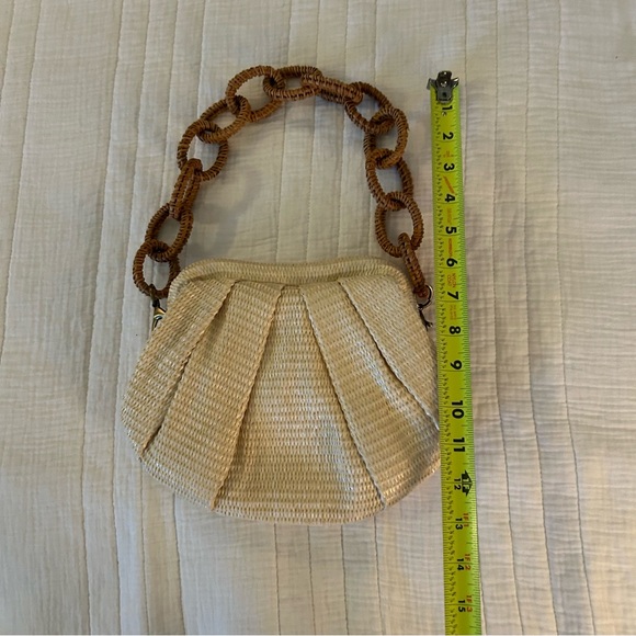 Antik Kraft Pleated Shell Straw Clutch Purse. - Picture 12 of 13
